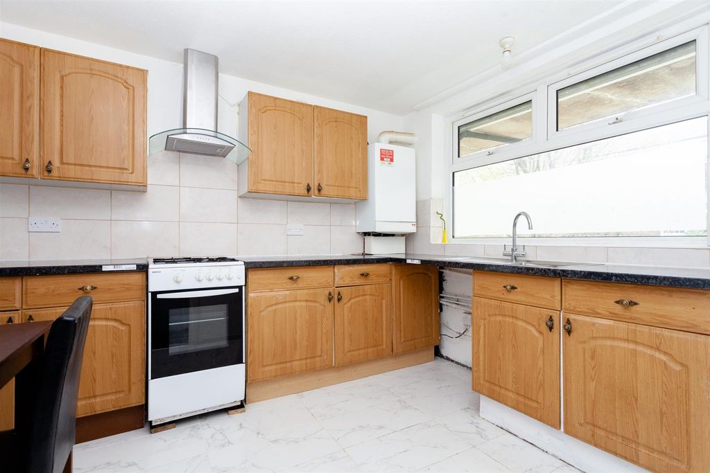 Property photo 3 of 11 Kitchen