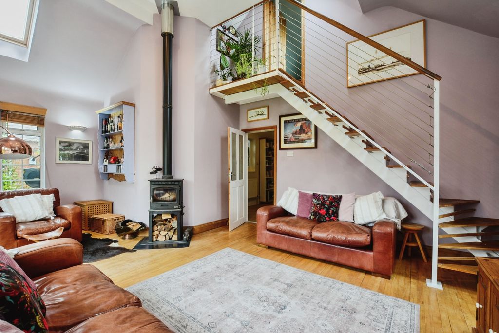 Property photo 3 of 19 Lounge