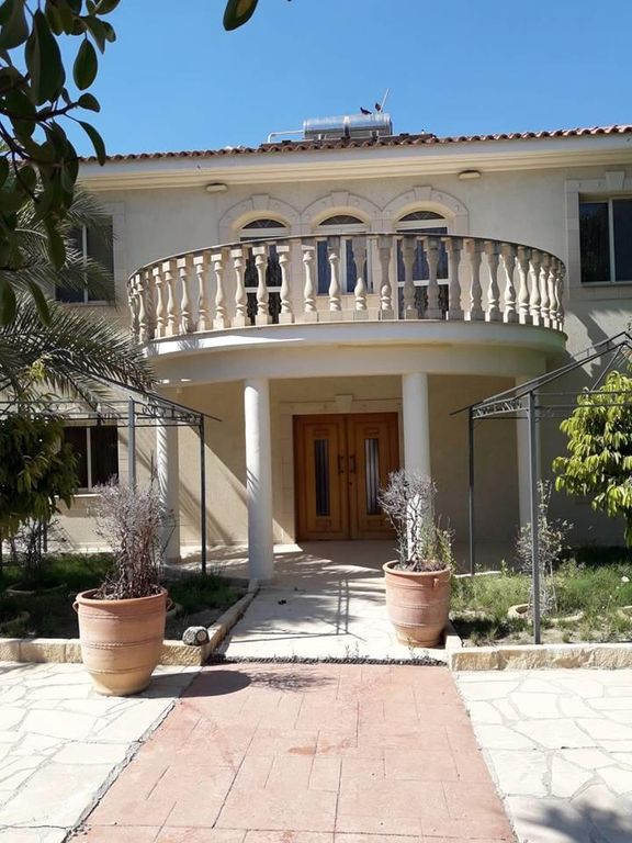 Property photo 2 of 32