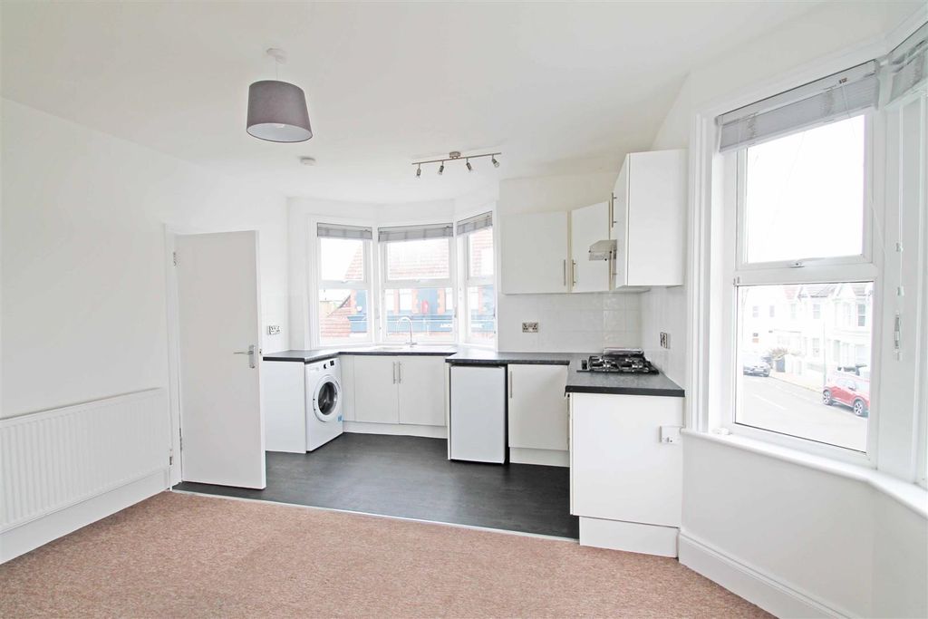Property photo 2 of 8 Kitchen
