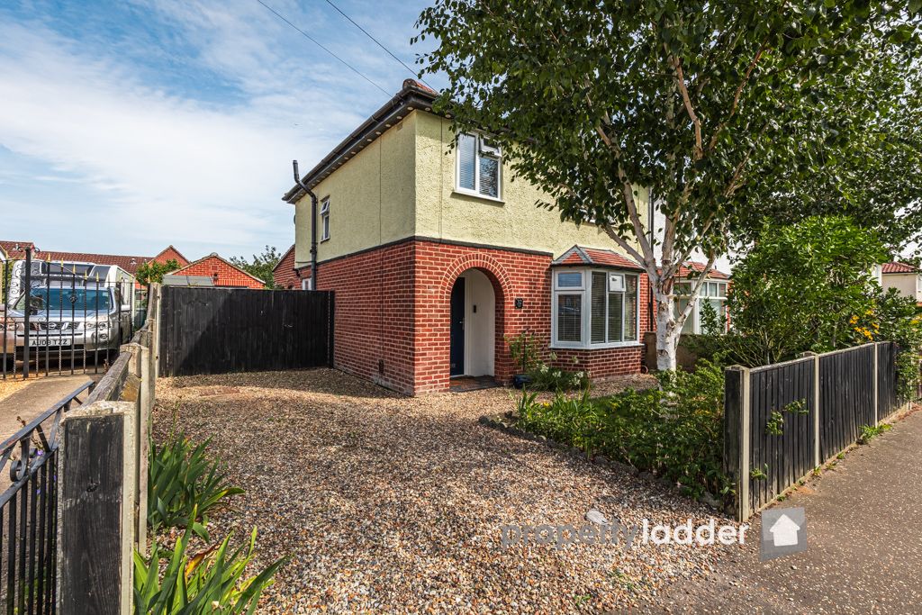 Property photo 1 of 34 32 Overbury Road-43