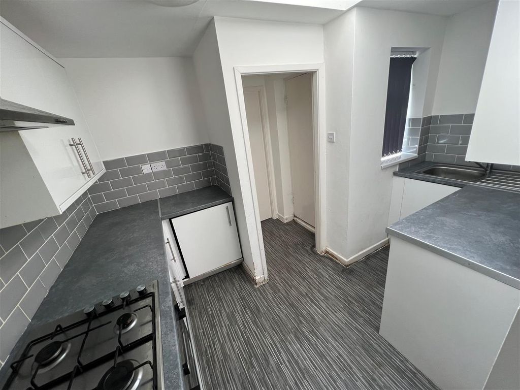 Property photo 3 of 6 Kitchen