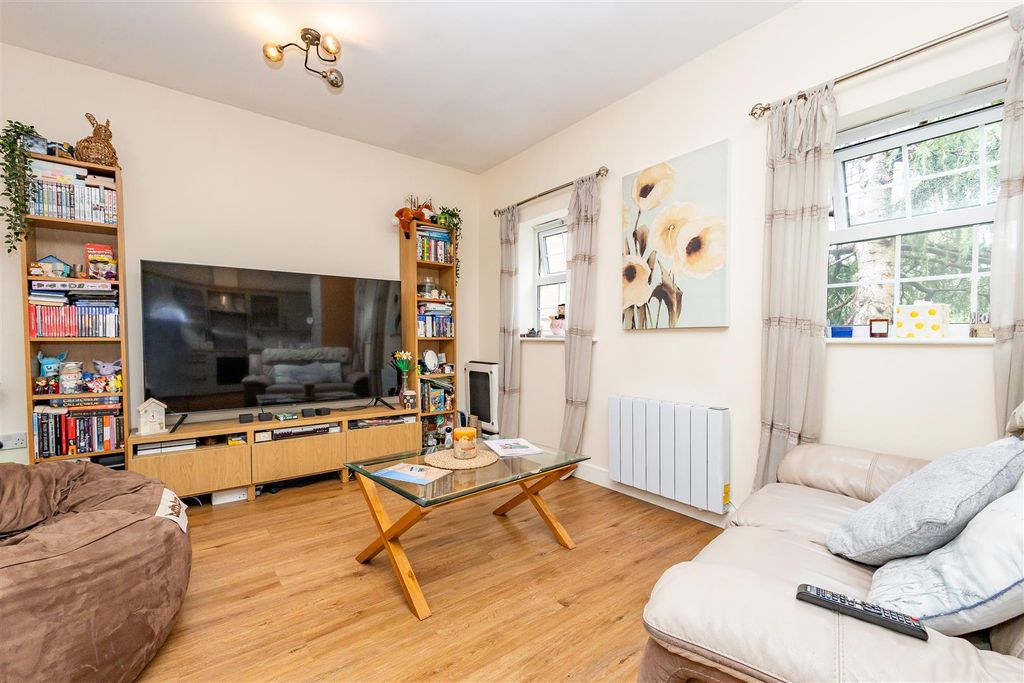 Property photo 3 of 10 Kitchen/Lounge