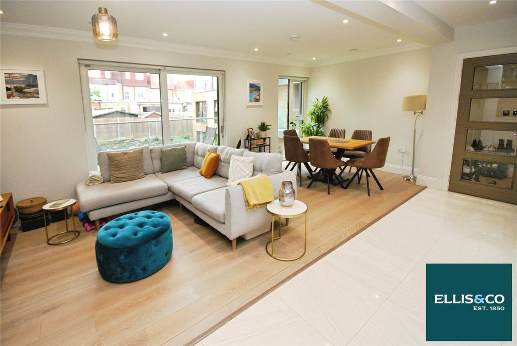Property photo 2 of 17 Picture No. 04