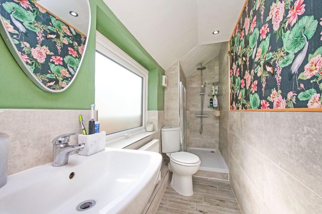 Property photo 2 of 11 Bathroom