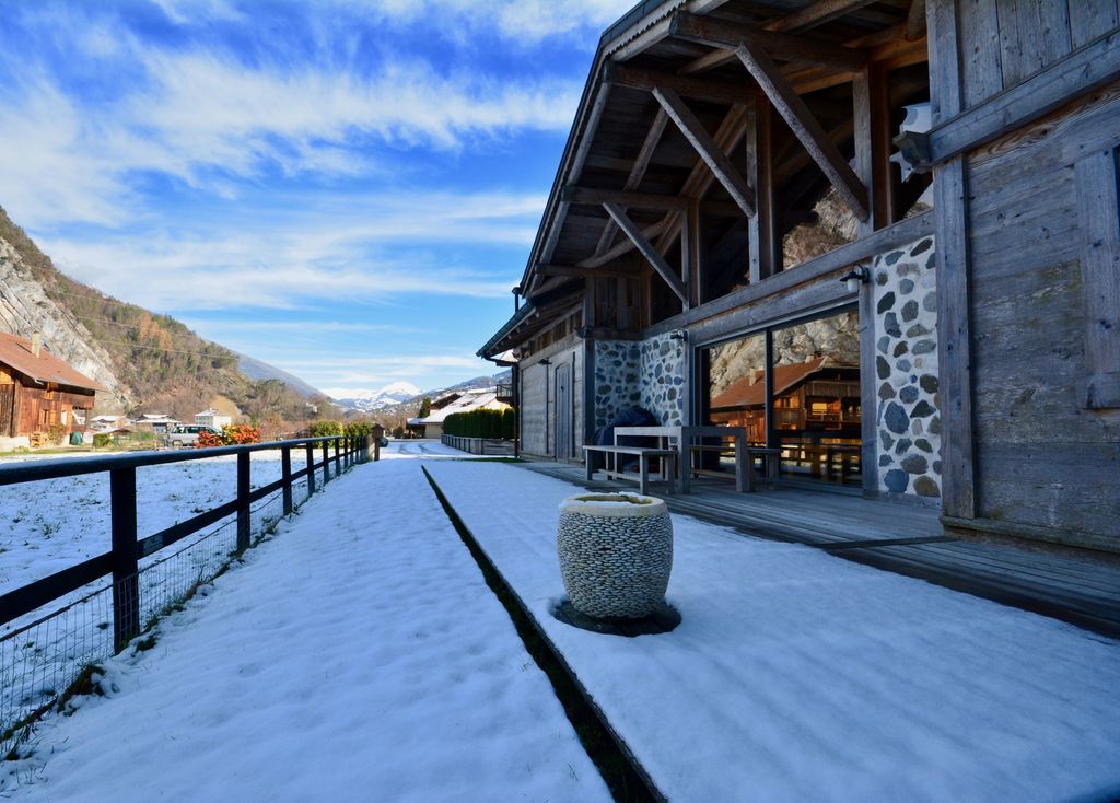 Property photo 3 of 19