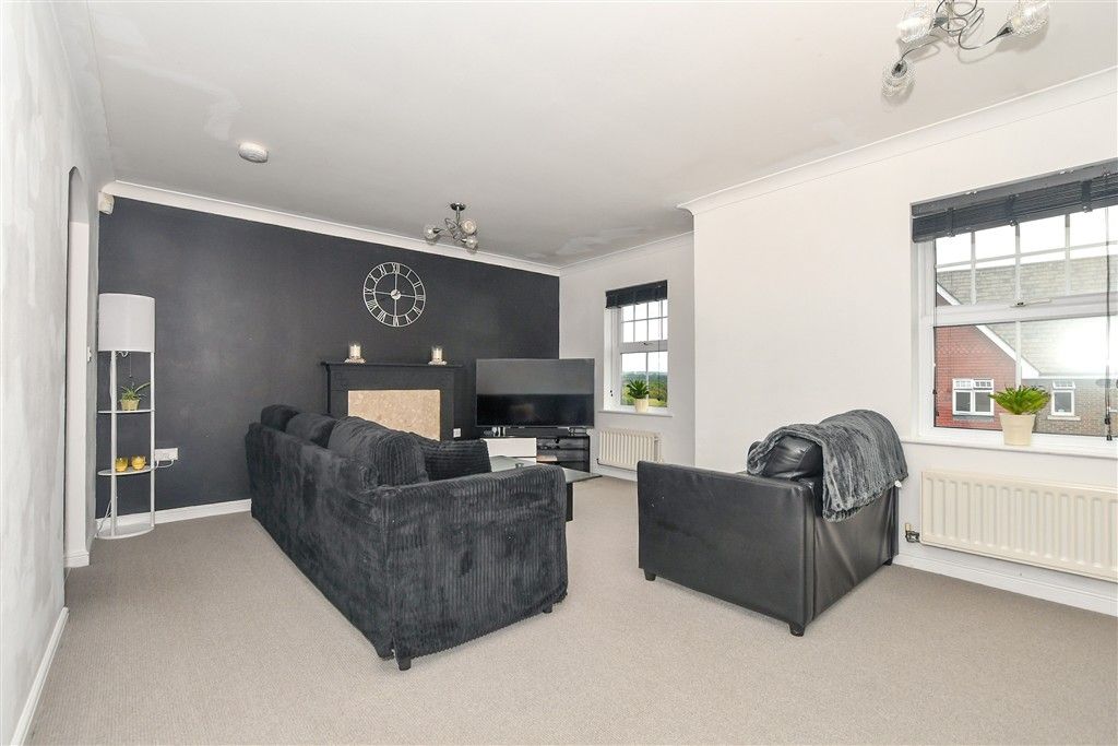 Property photo 3 of 12 Lounge