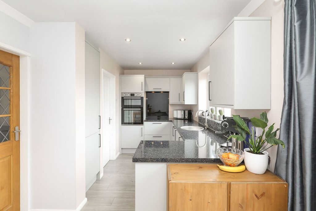 Property photo 3 of 27