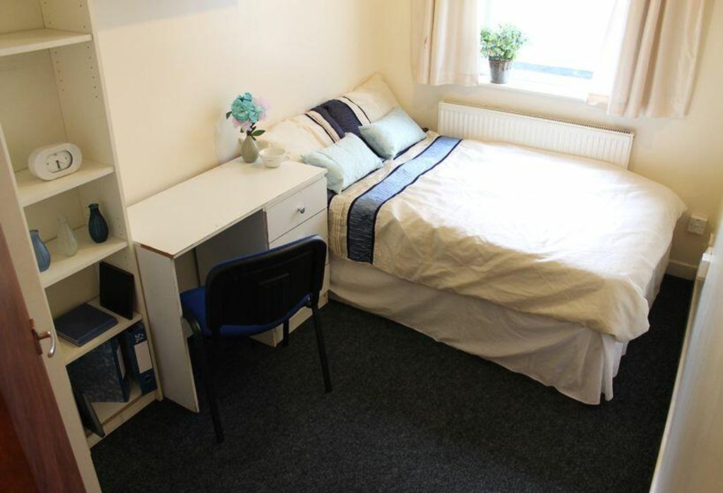 Property photo 2 of 5 Cozy Double Bedroom Featuring A Comfortable Bed, S...