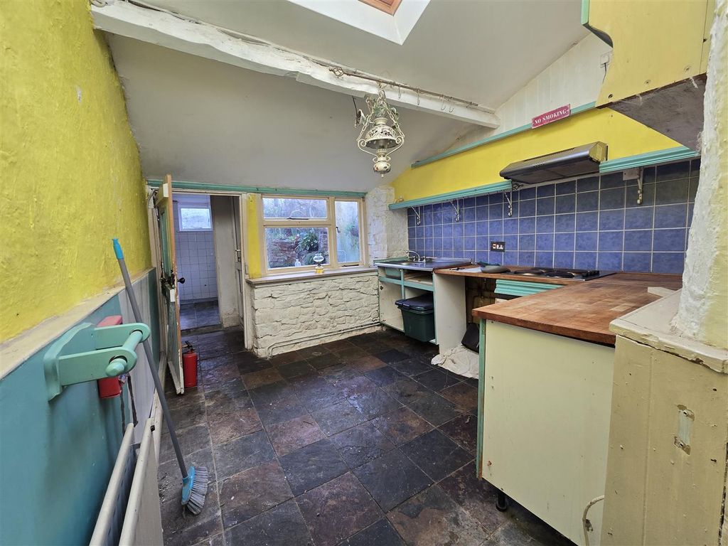 Property photo 2 of 11 Kitchen