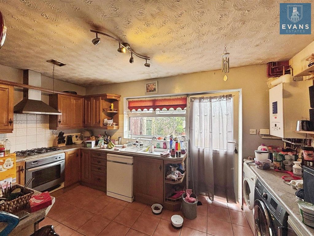 Property photo 3 of 12 Kitchen