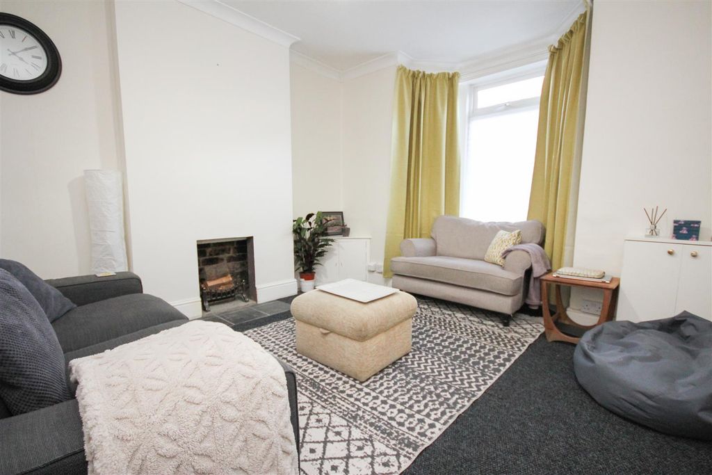 Property photo 3 of 11 Lounge.Jpg