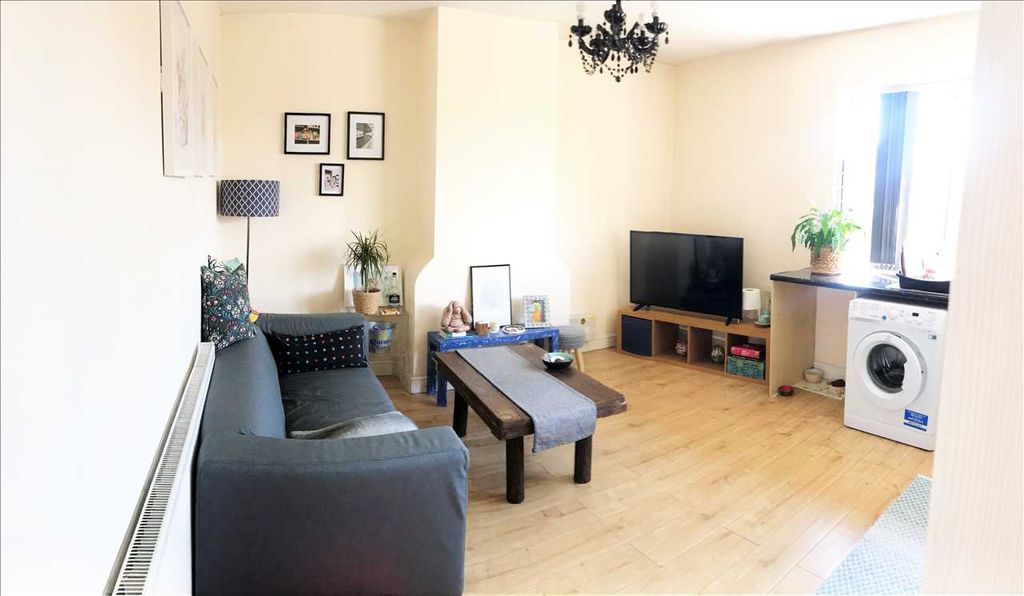 Property photo 3 of 6 Kitchen/Lounge