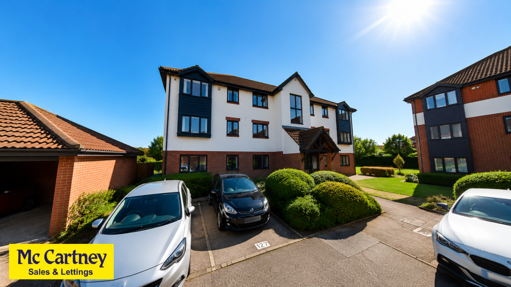 Property photo 1 of 8 Brimfield Road, Watts Wood, Purfleet, Essex, Rm19 1Rq