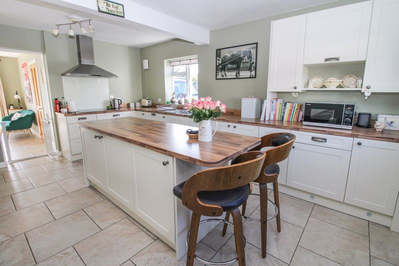 Property photo 3 of 20 Kitchen/Breakfast Room
