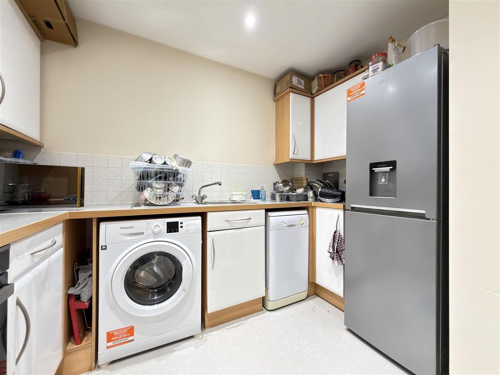 Property photo 3 of 9 Kitchen