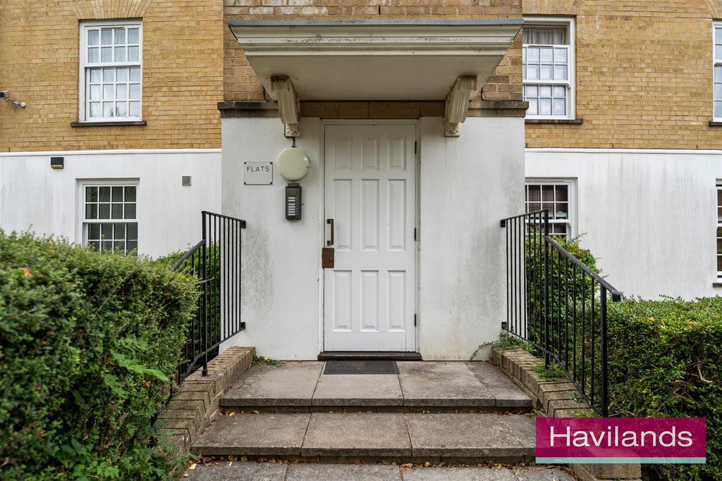 Property photo 2 of 10 Leigh Hunt Drive-2.Jpg