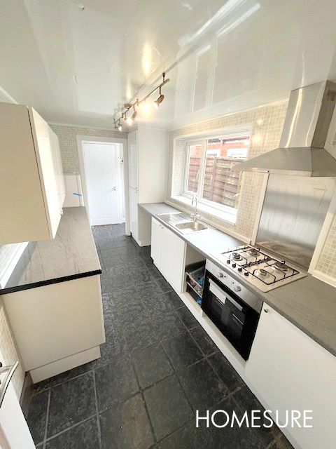 Property photo 3 of 9 32 Bowles - Kitchen