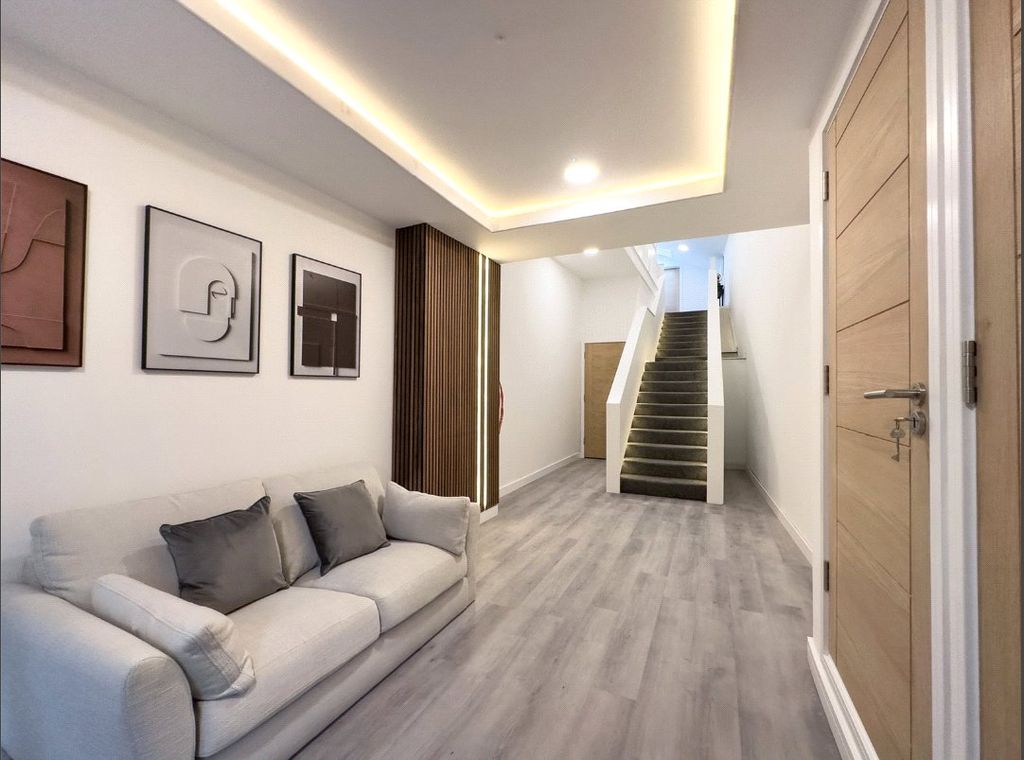 Property photo 2 of 10 Communal Entrance