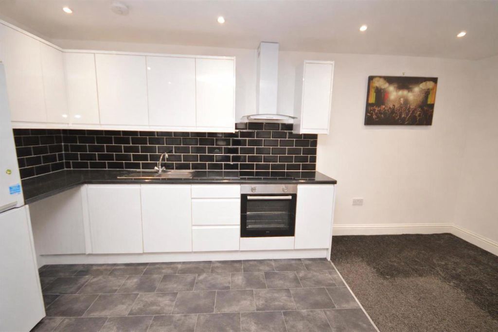 Property photo 2 of 8 Bank Street Kitchen.Png