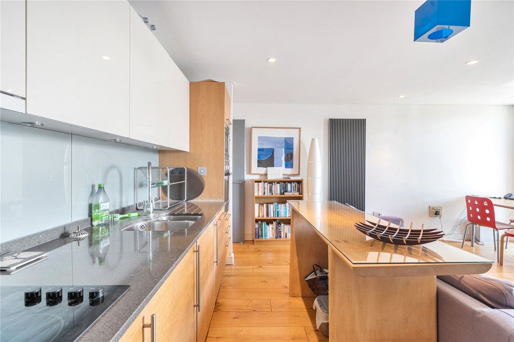 Property photo 3 of 19 Kitchen