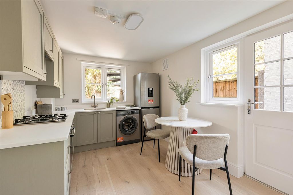 Property photo 3 of 27 Beulah Road, E17