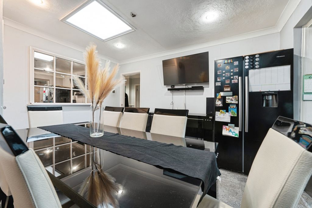 Property photo 2 of 17 Photo