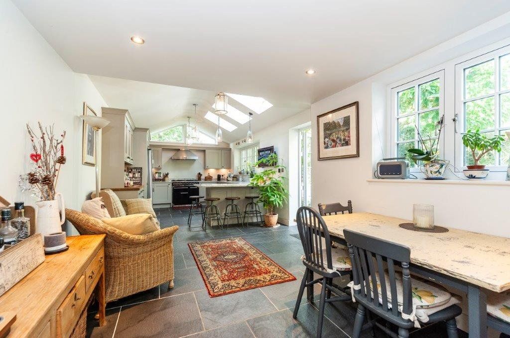 Property photo 3 of 17 Kitchen/Breakfast