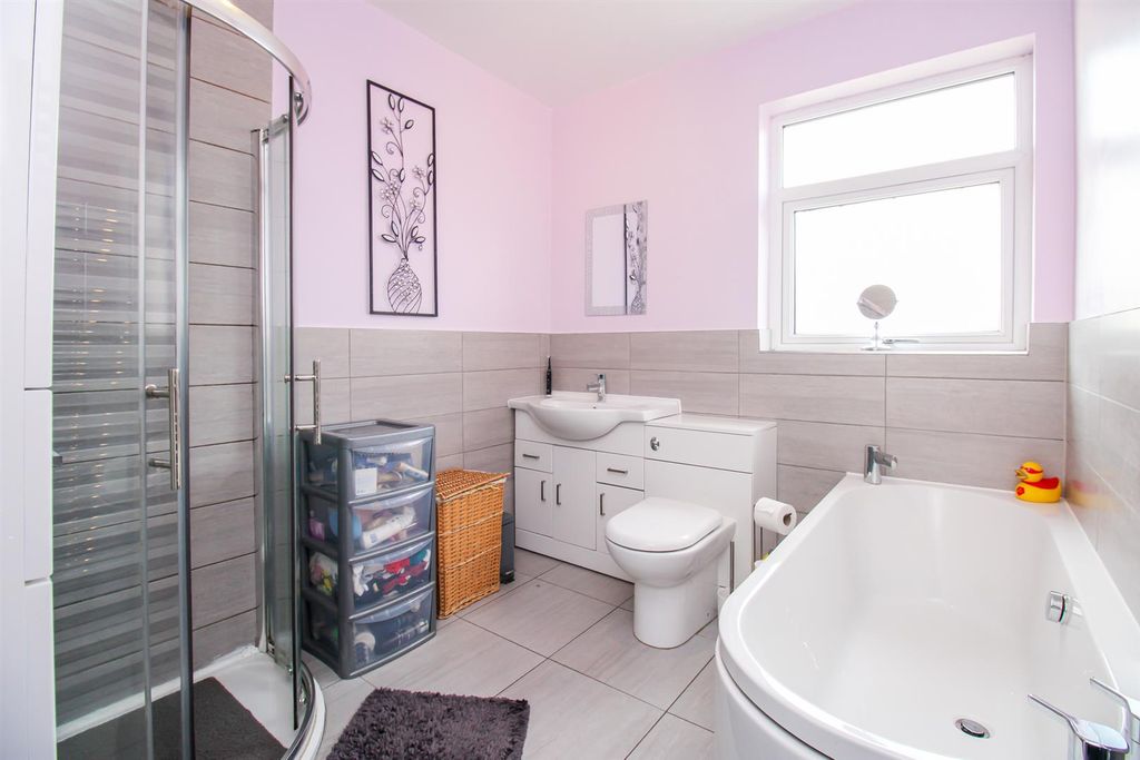 Property photo 3 of 11 Bathroom