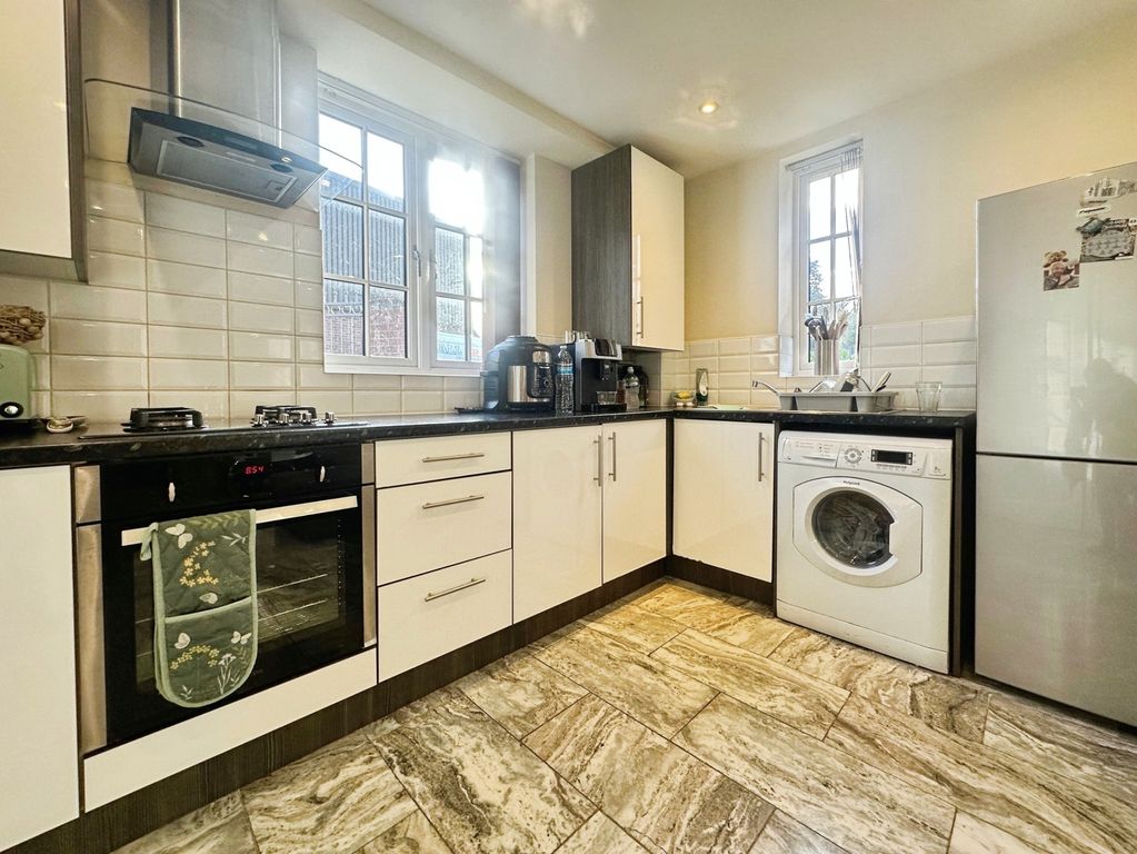 Property photo 3 of 8 Kitchen