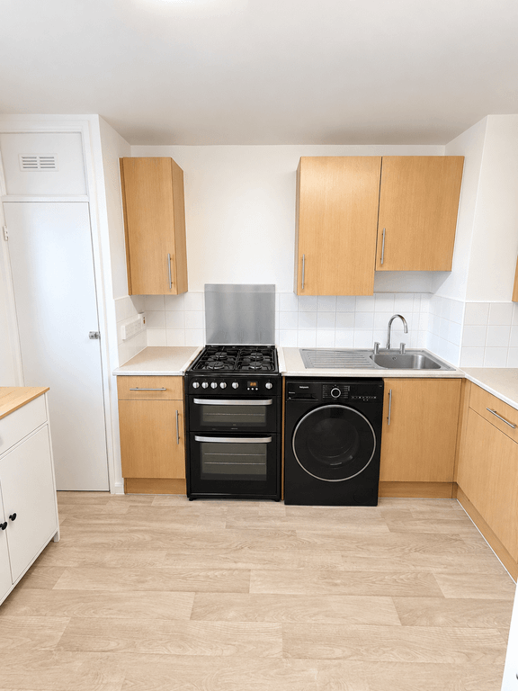 Property photo 1 of 8 3 Bedroom Maisonette Flat For Rent In Bow, E3