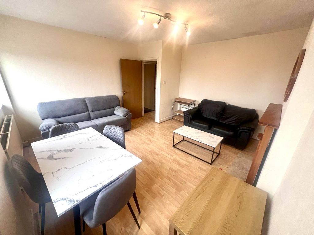 Property photo 2 of 11 Lounge