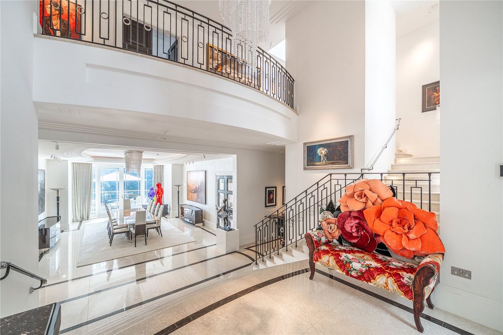 Property photo 3 of 27 Entrance Hall