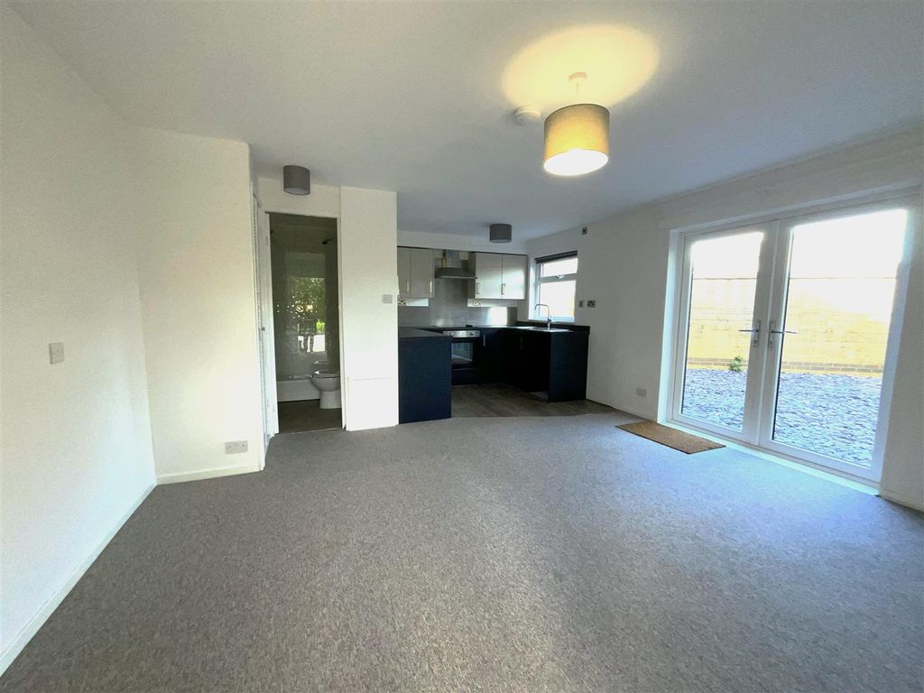 Property photo 3 of 8 Lounge / Bedroom