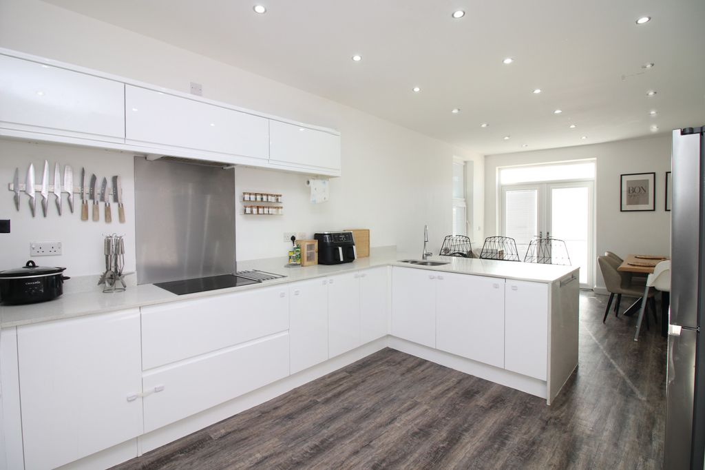 Property photo 3 of 26