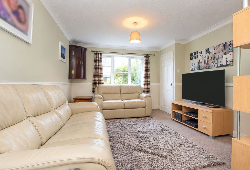 Property photo 3 of 11 Living Room