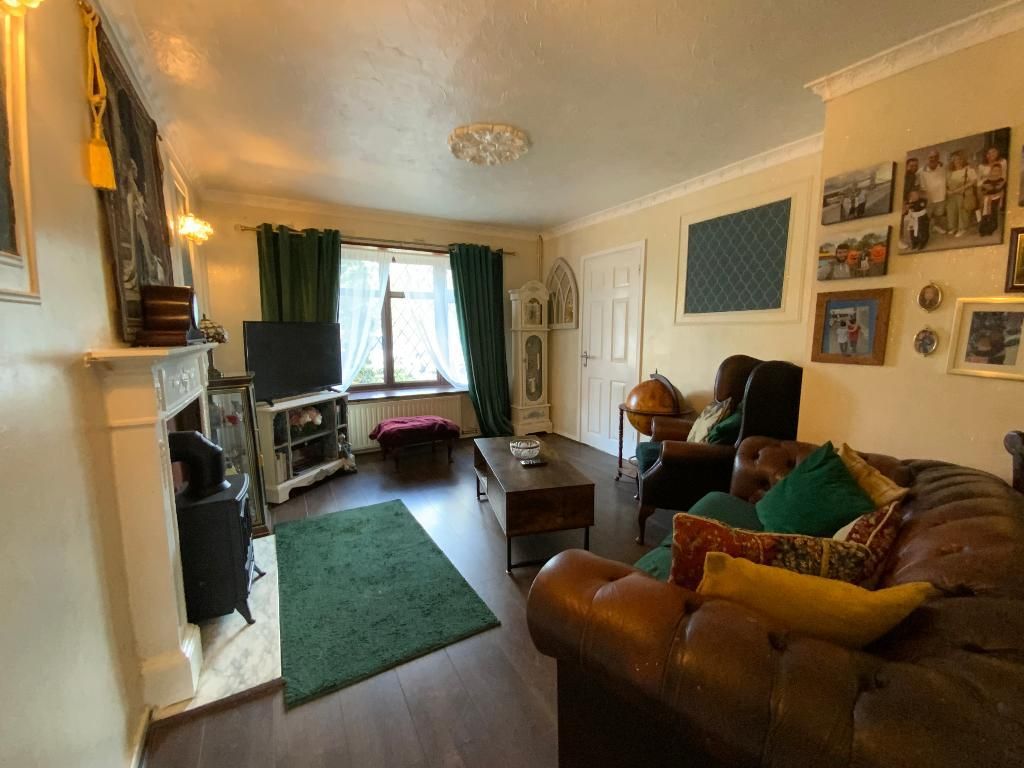 Property photo 3 of 18 Living Room 16'1 x 11'7