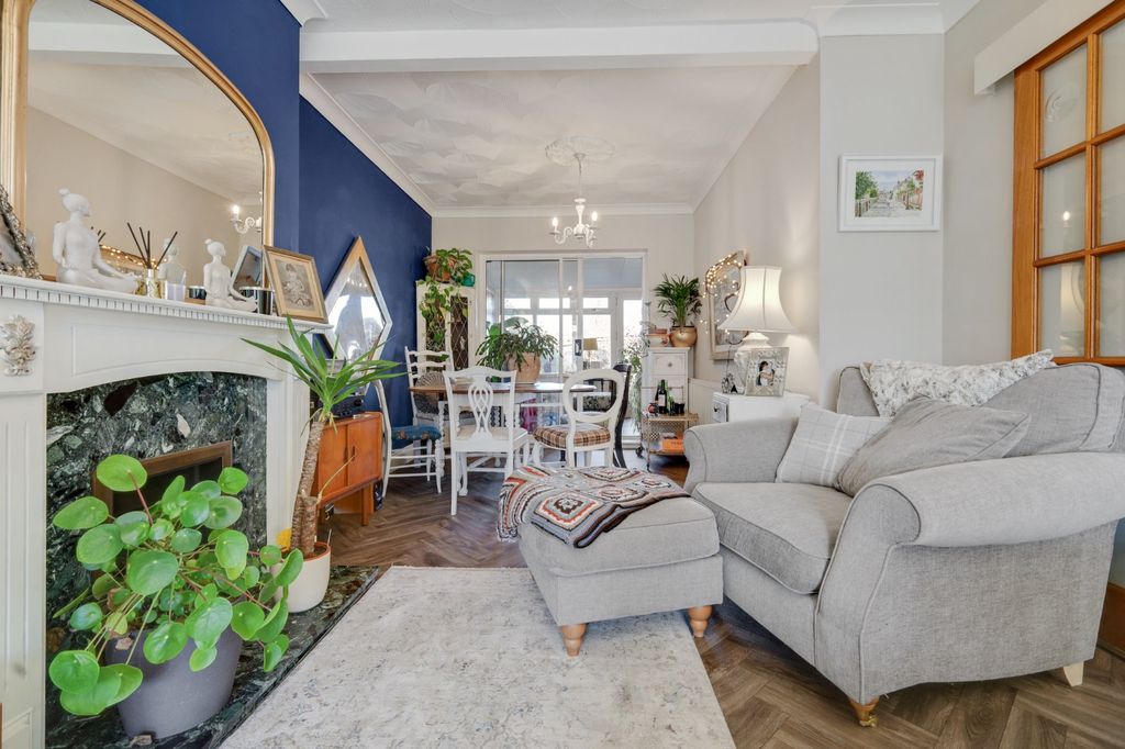 Property photo 2 of 23 4818182