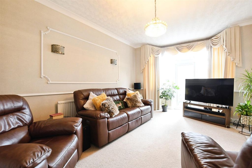 Property photo 2 of 27 Sitting Room