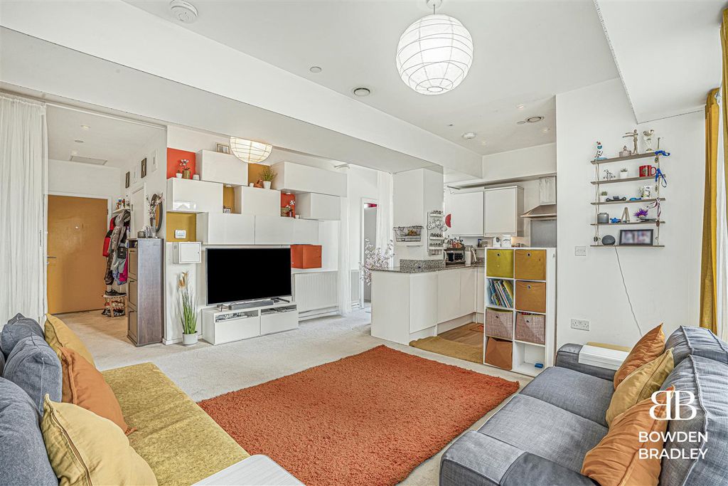 Property photo 3 of 17 Living Room/Kitchen