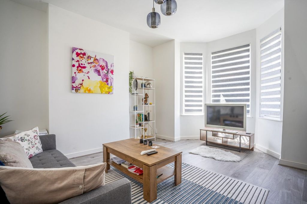 Property photo 3 of 19 Living Room