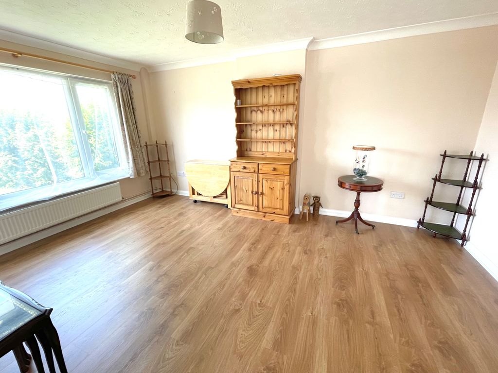 Property photo 2 of 13 56 Windward Close Lounge 1