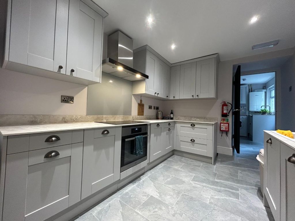 Property photo 1 of 14 8 Bed Student Property For Rent