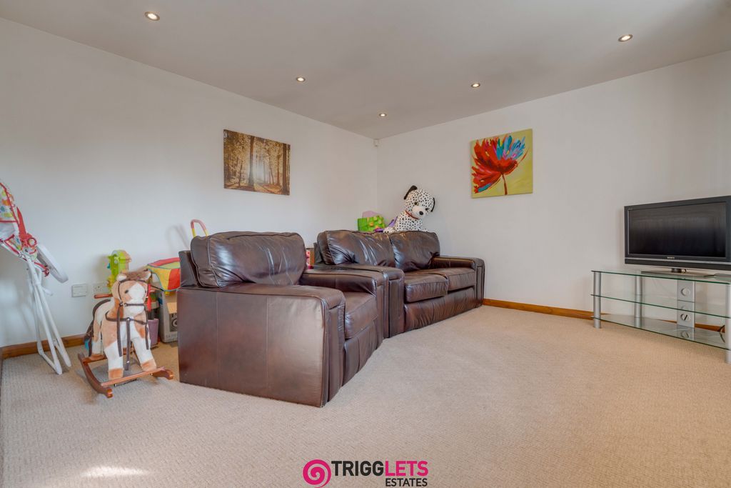 Property photo 3 of 14