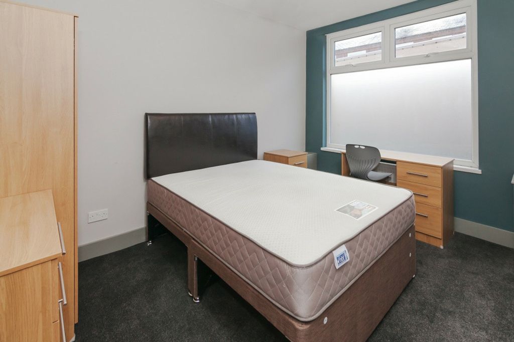 Property photo 3 of 5 A Bright And Inviting Double Bedroom, Perfect For ...