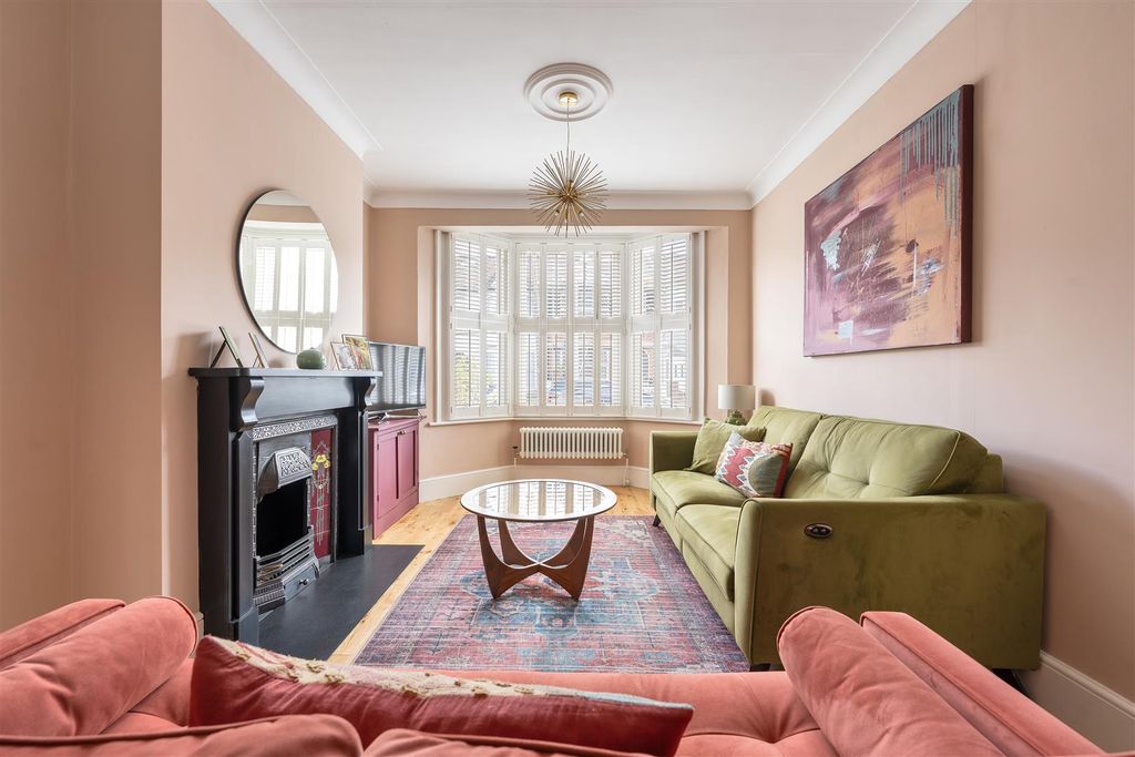 Property photo 3 of 34 Waverley Road, E18