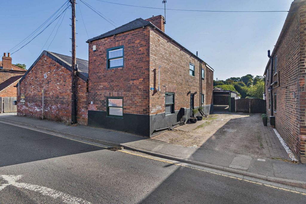 Property photo 1 of 18 8661075-Exterior01-800