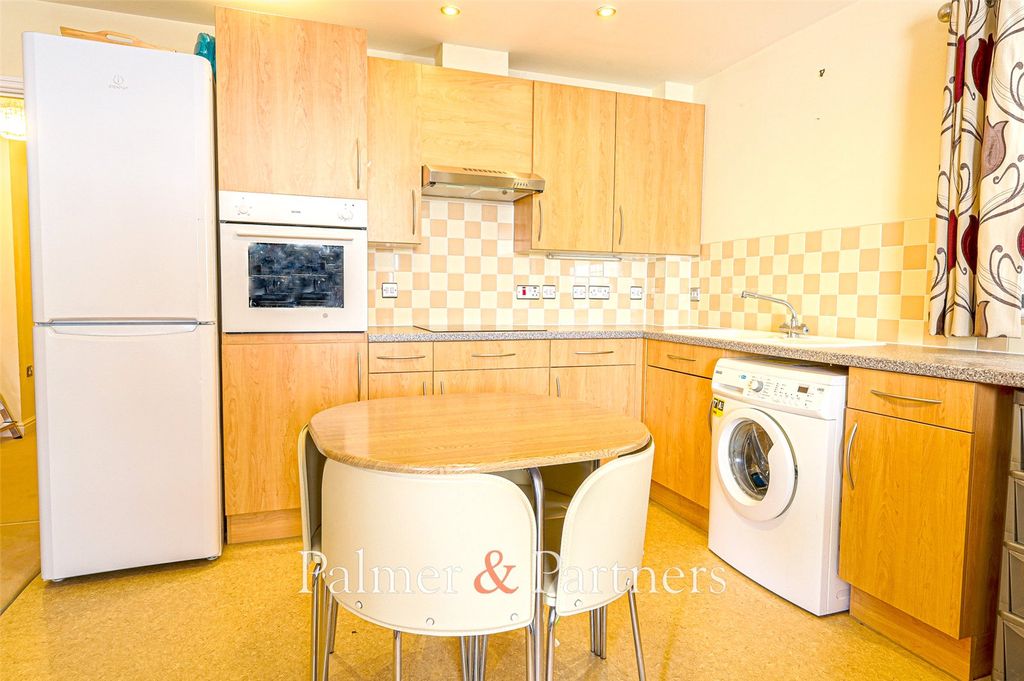 Property photo 2 of 6 Kitchen
