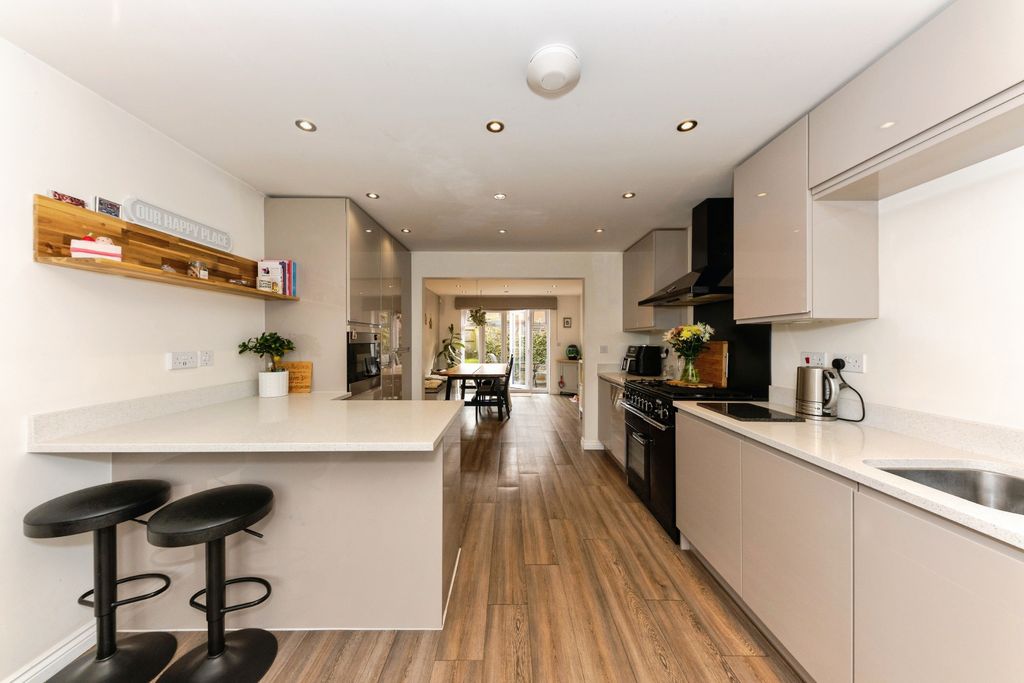 Property photo 1 of 15 Kitchen/Breakfast