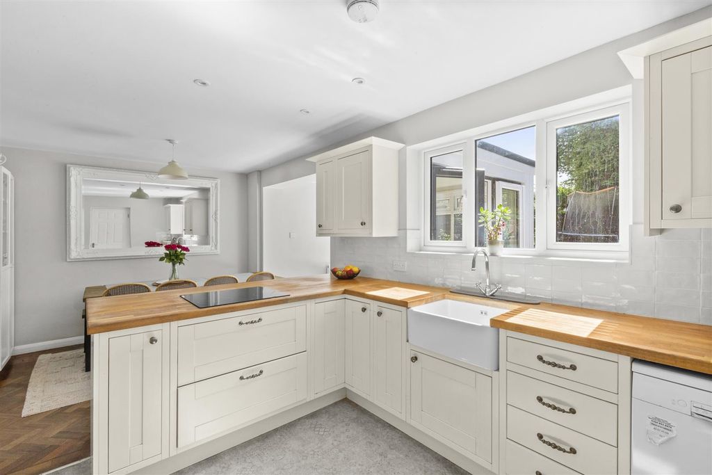 Property photo 3 of 13 Hithercroft Road-14.Jpg